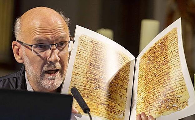 Rodríguez Calleja muestra las páginas en las que se reproduce el documento. 