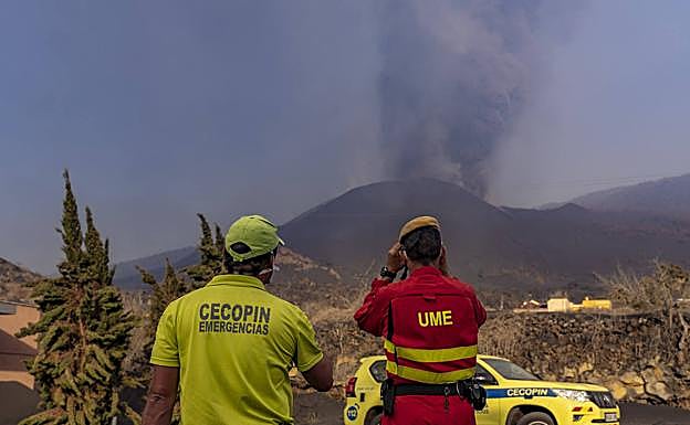 Efectivos dde seguridad siguiendo la evolución del volcán. 