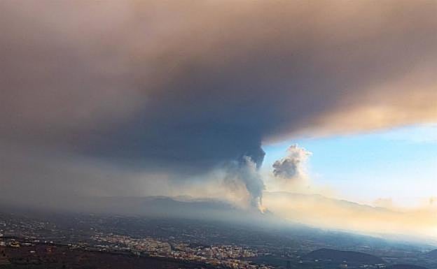 Nube y columna de cenizas que expulsa el volcán de Cumbre Vieja. 