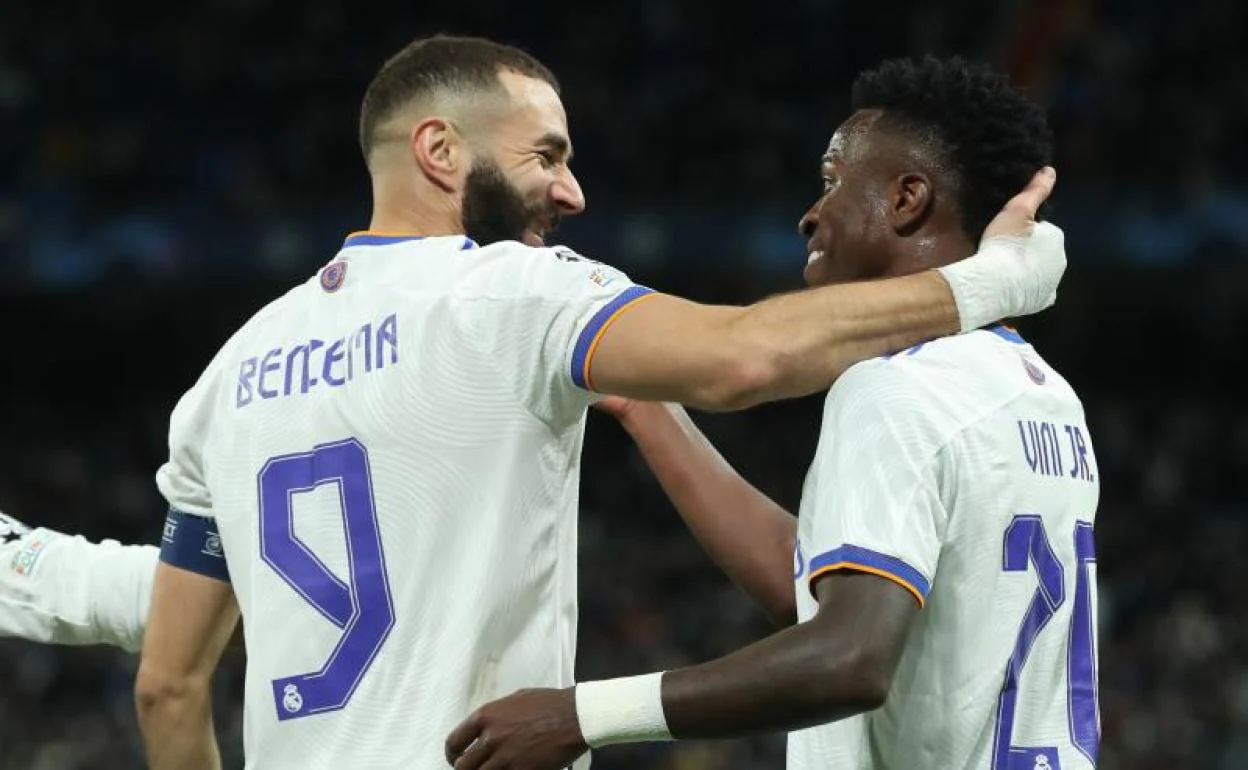 Benzema y Vinicius tras marcar el francés el 2-1 al Shakhtar.