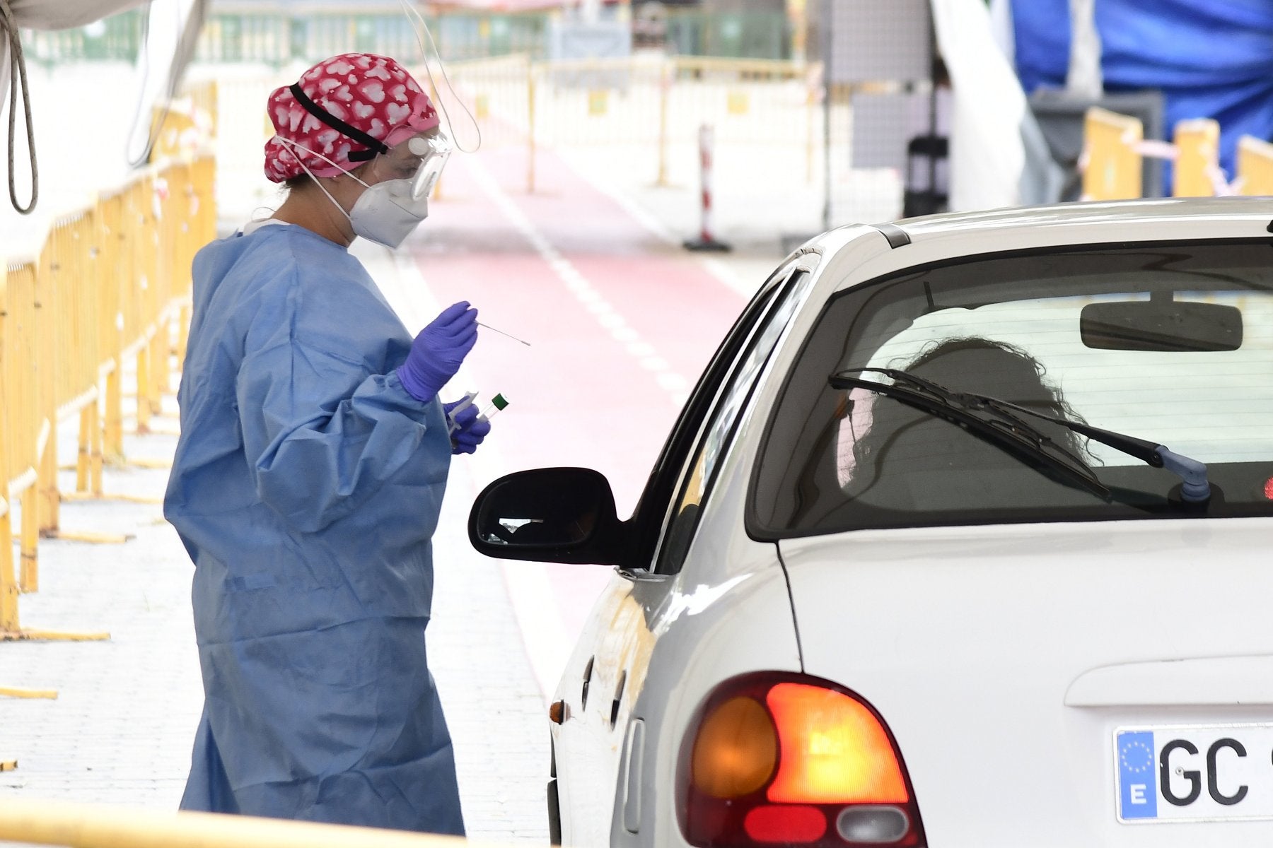 Imagen de archivo de una sanitaria tomando muestras para realizar una PCR a una posible contagiada en la capital grancanaria. 