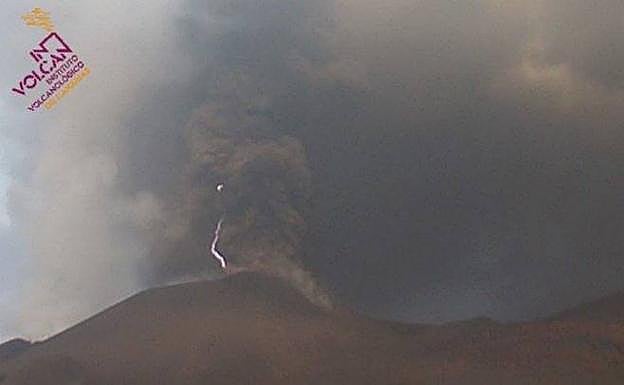 Momento en que el aparece un rayo en el cono volcánico. 