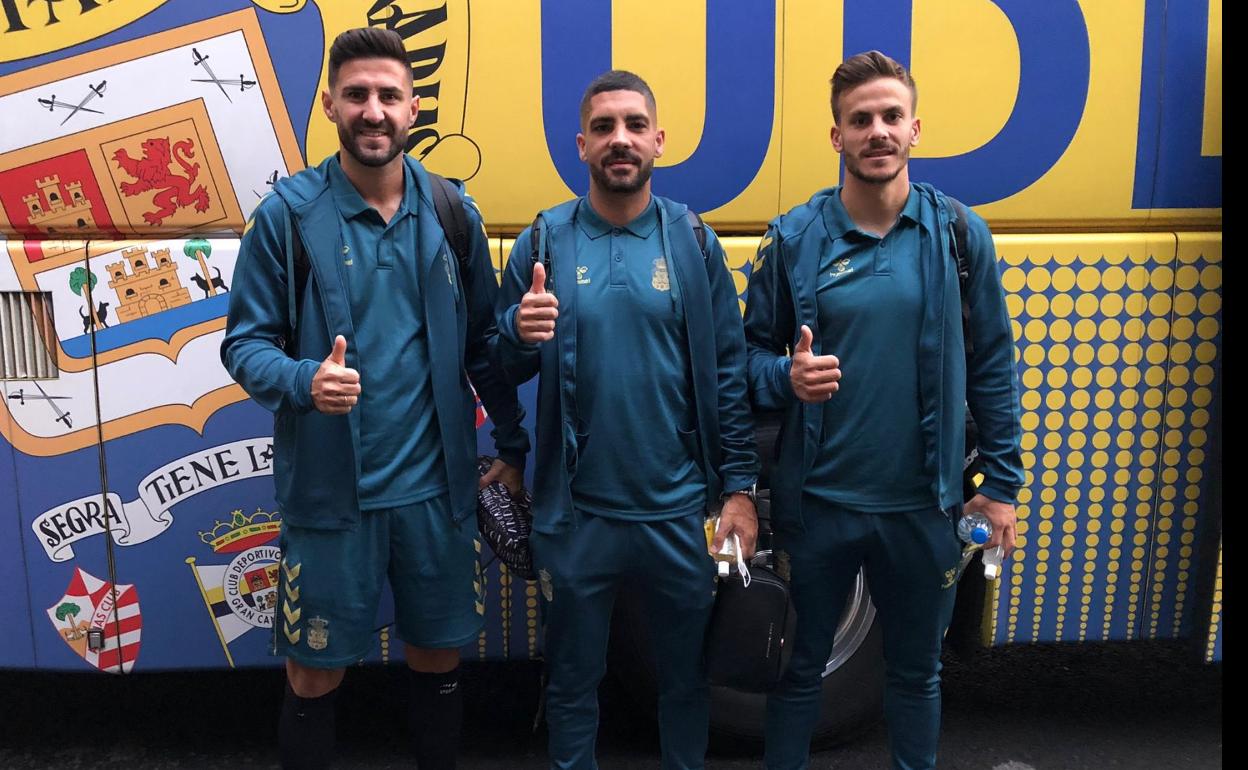 La retaguardia de la UD Las Palmas espera impaciente una nueva batalla. De izquierda a derecha, Navas, Suárez y Curbelo posan antes de emprender el viaje a Asturias ayer. 