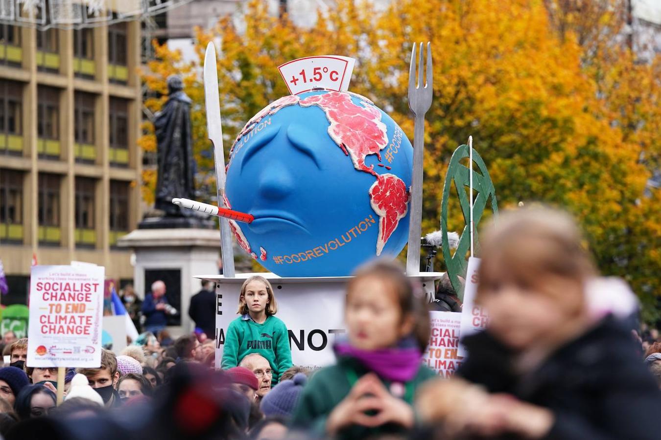 Una figura simboliza el calentamiento global en la marcha de Glasgow