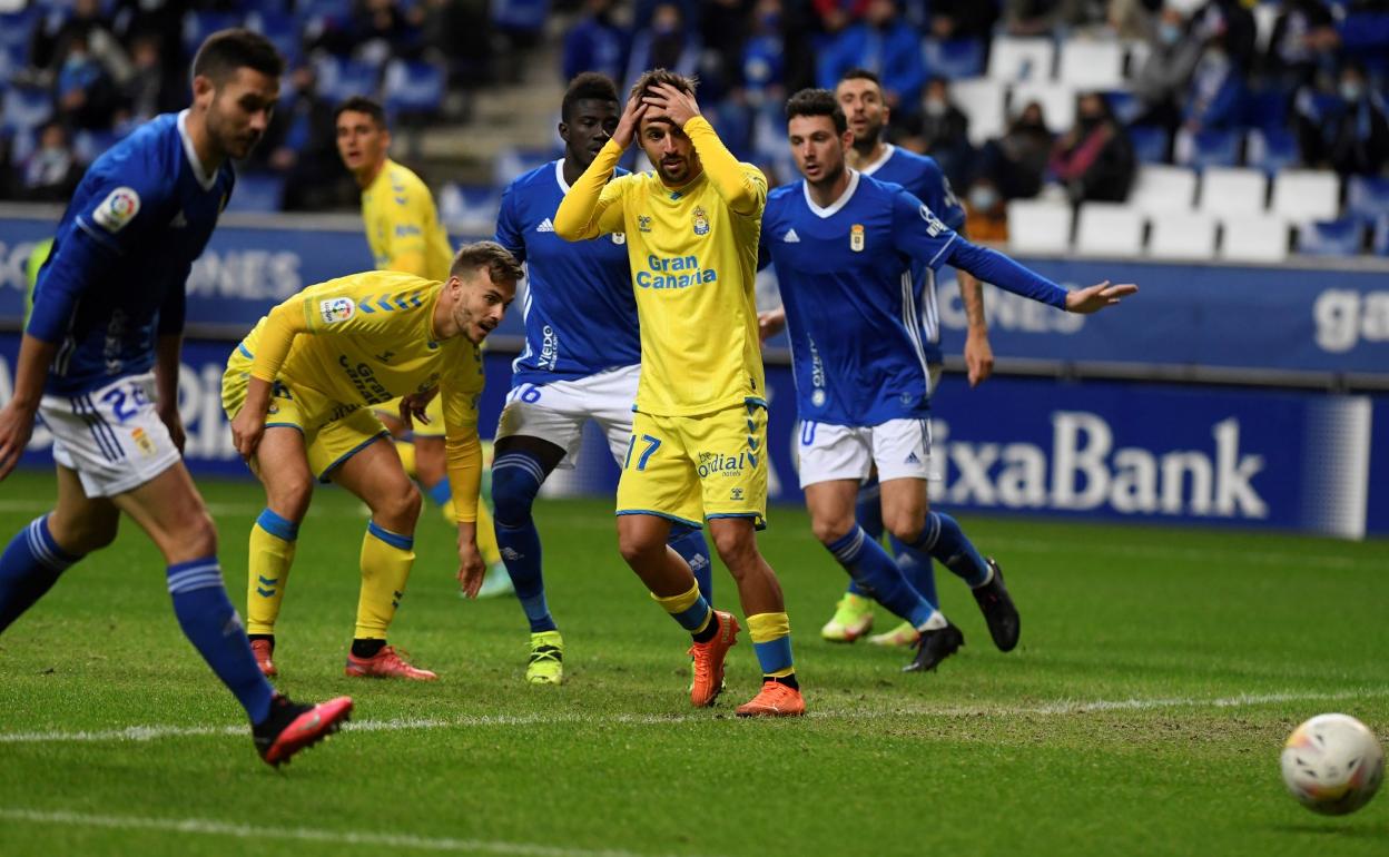 Eric Curbelo y Óscar Clemente, durante un lance del juego en el Carlos Tartiere ante el Real Oviedo. 