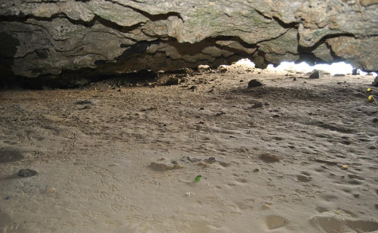 La cueva se localiza en la costa del municipio de Betancuria. 