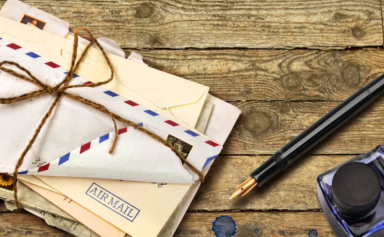 60 años después entrega unas cartas de amor a su destinataria