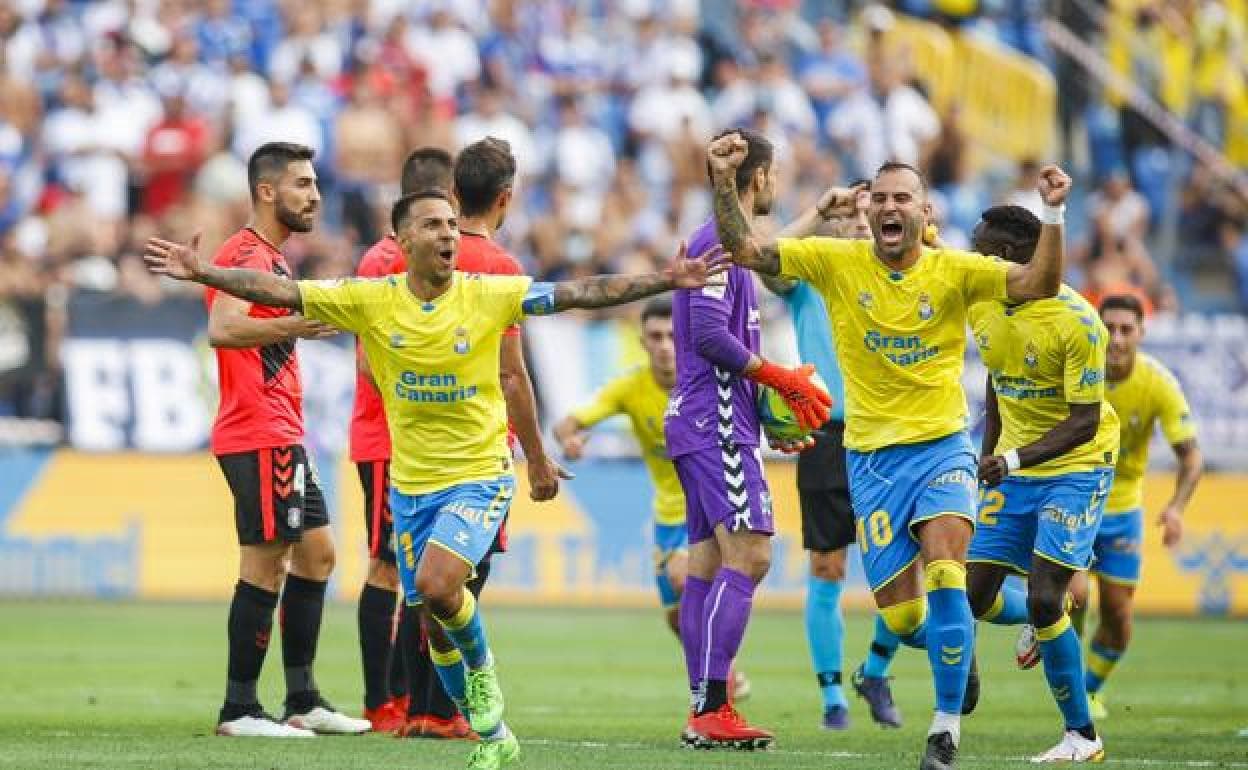 Viera y Jesé celebran el 1-0 ante el Tenerife en el derbi. 