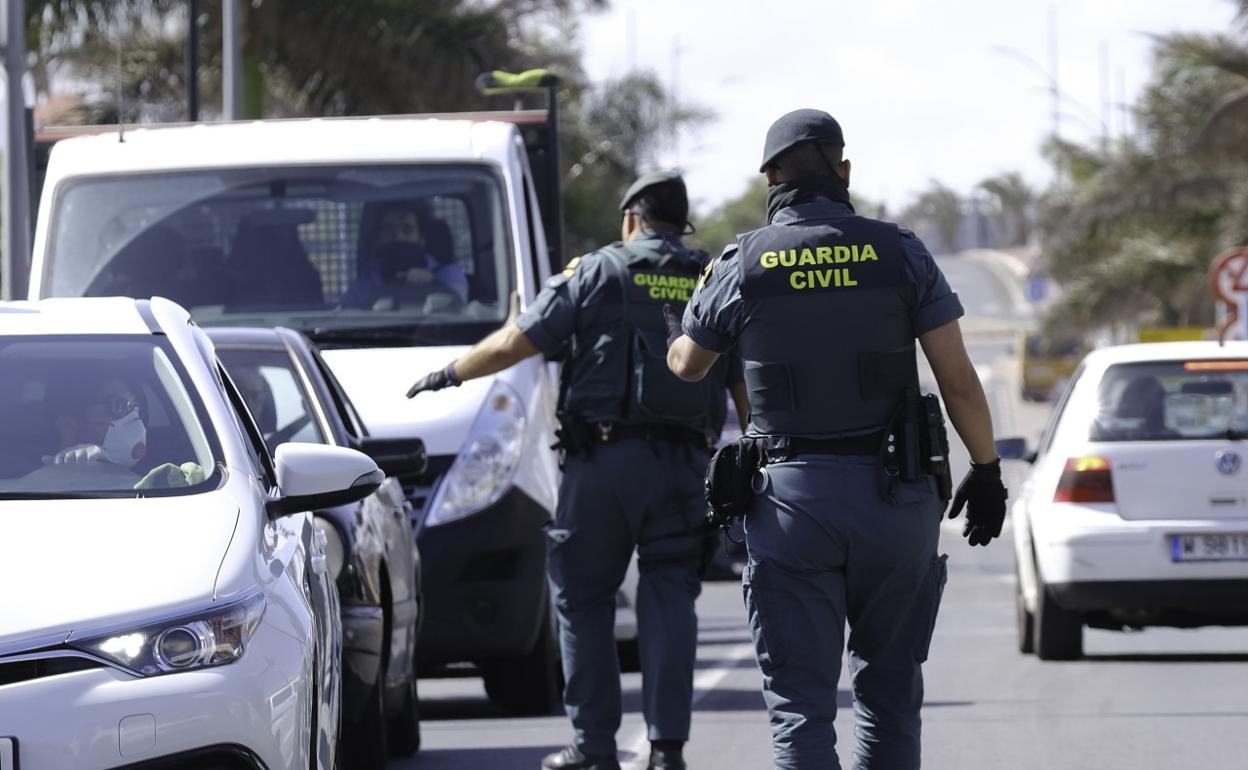 Agentes de la Guardia Civil, en un control de vehículos. 