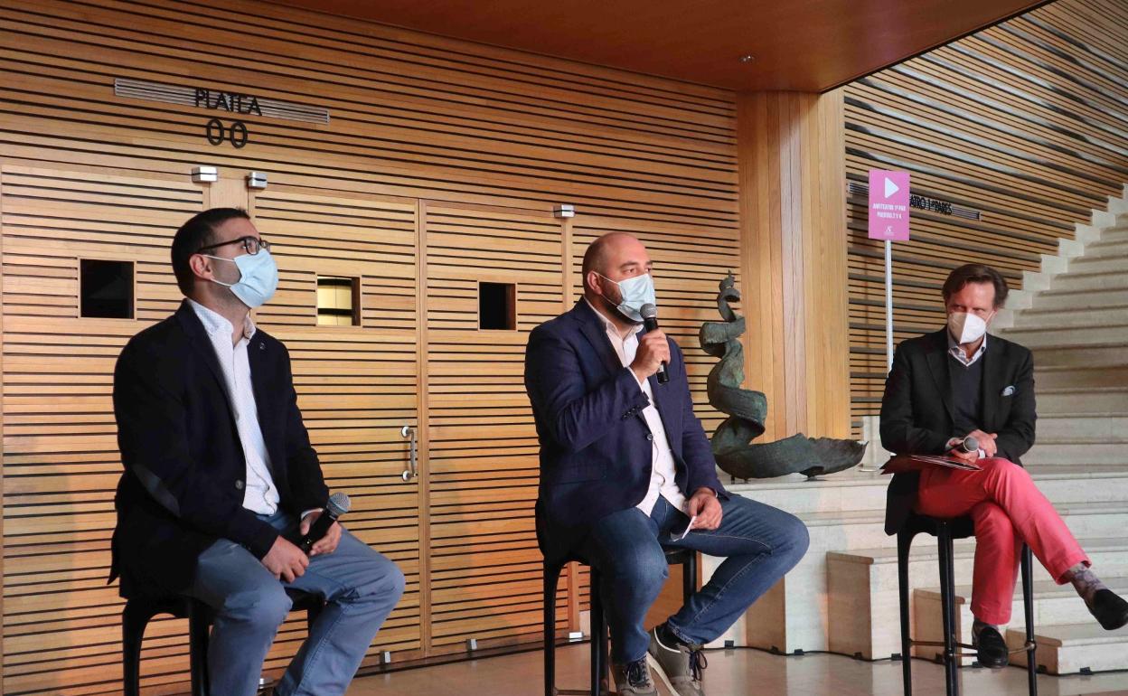 Los representantes de Los Granjeros, Joshua Medina y Alexis Pulido, ayer junto a Tilman Kuttenkeuler, director general de la Fundación. 