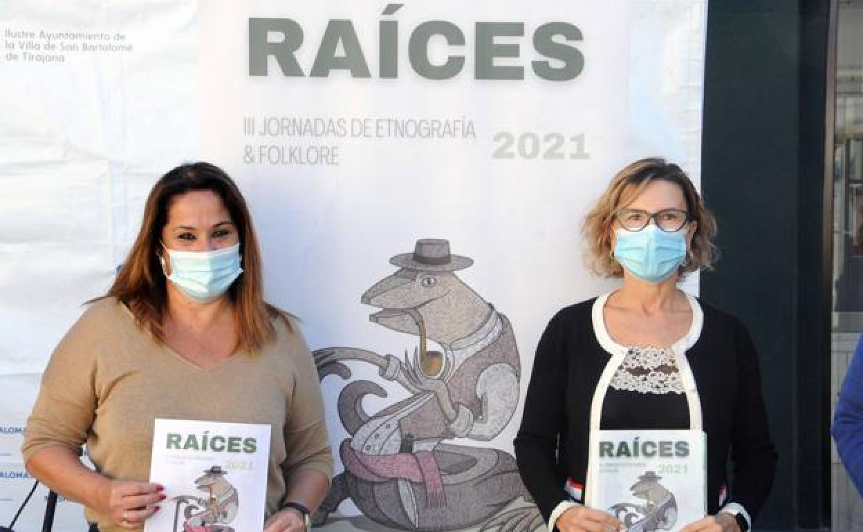 La concejal de Cultura, Elena Espino, y la alcaldesa, Conchi Narváez, delante del cartel de 'Raíces'. 