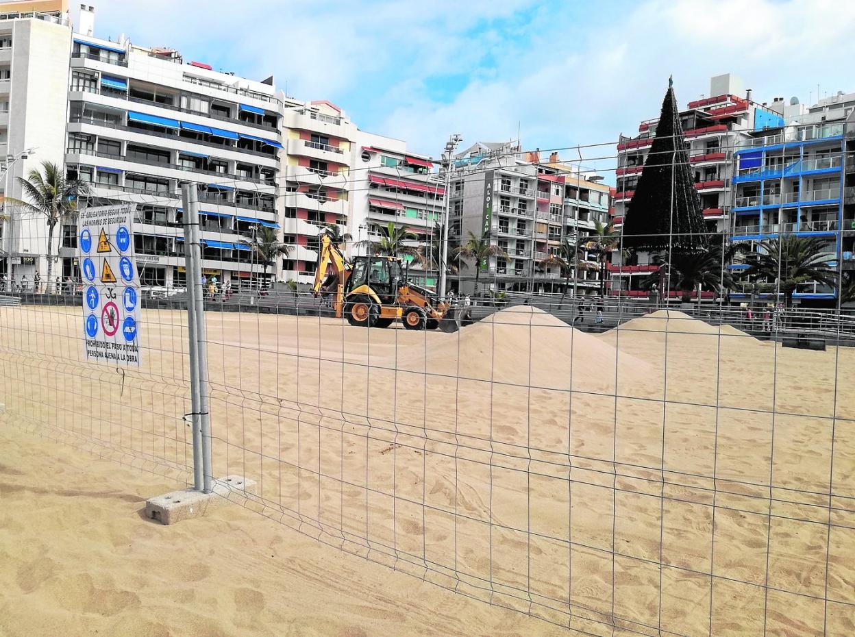 Comienza el movimiento de arena para el belén de la playa de Las Canteras