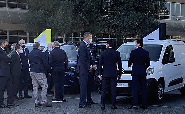 El Rey comprueba en Stellantis Vigo la evolución en 25 años de los vehículos comerciales