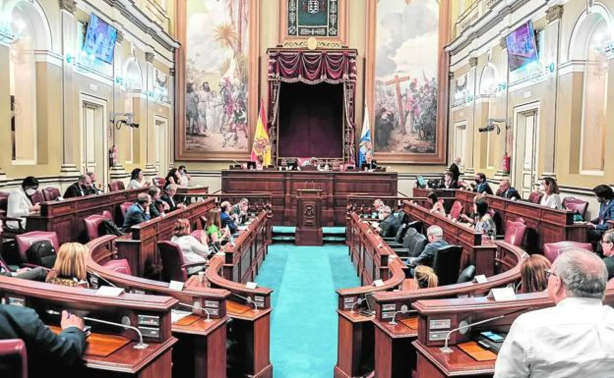 Imagen de archivo de un pleno del Parlamento de Canarias. 