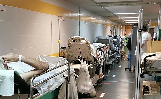 El colapso de pacientes en los pasillos lleva al límite al servicio de Urgencias del Insular