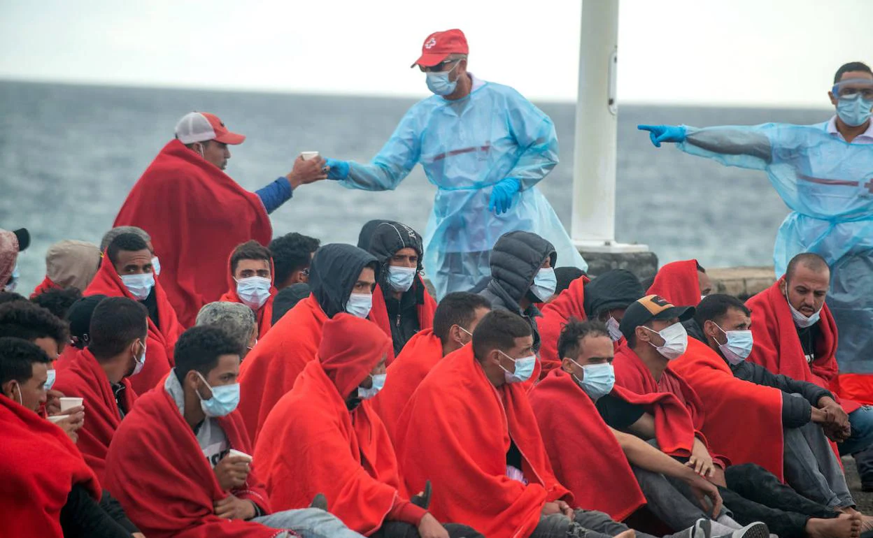 Migrantes rescatados ayer a 9 millas de Alegranza, en Lanzarote. 