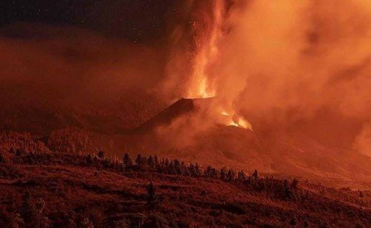 Vista nocturna de la erupción del volcán de Cumbre Vieja. 