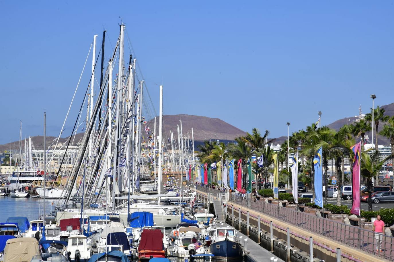 Una pareja, a la llegada de las primeras embarcaciones. 