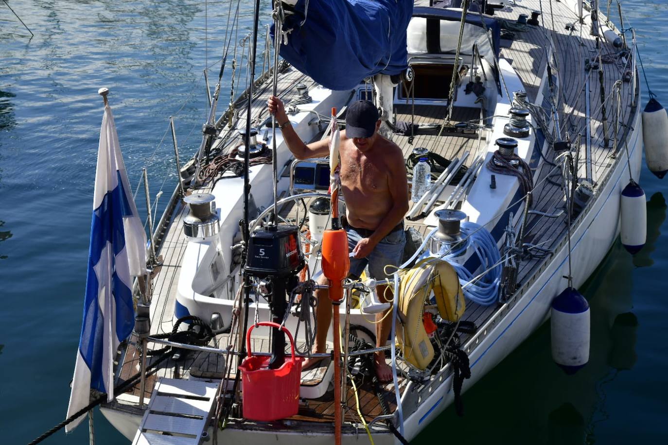 Una pareja, a la llegada de las primeras embarcaciones. 