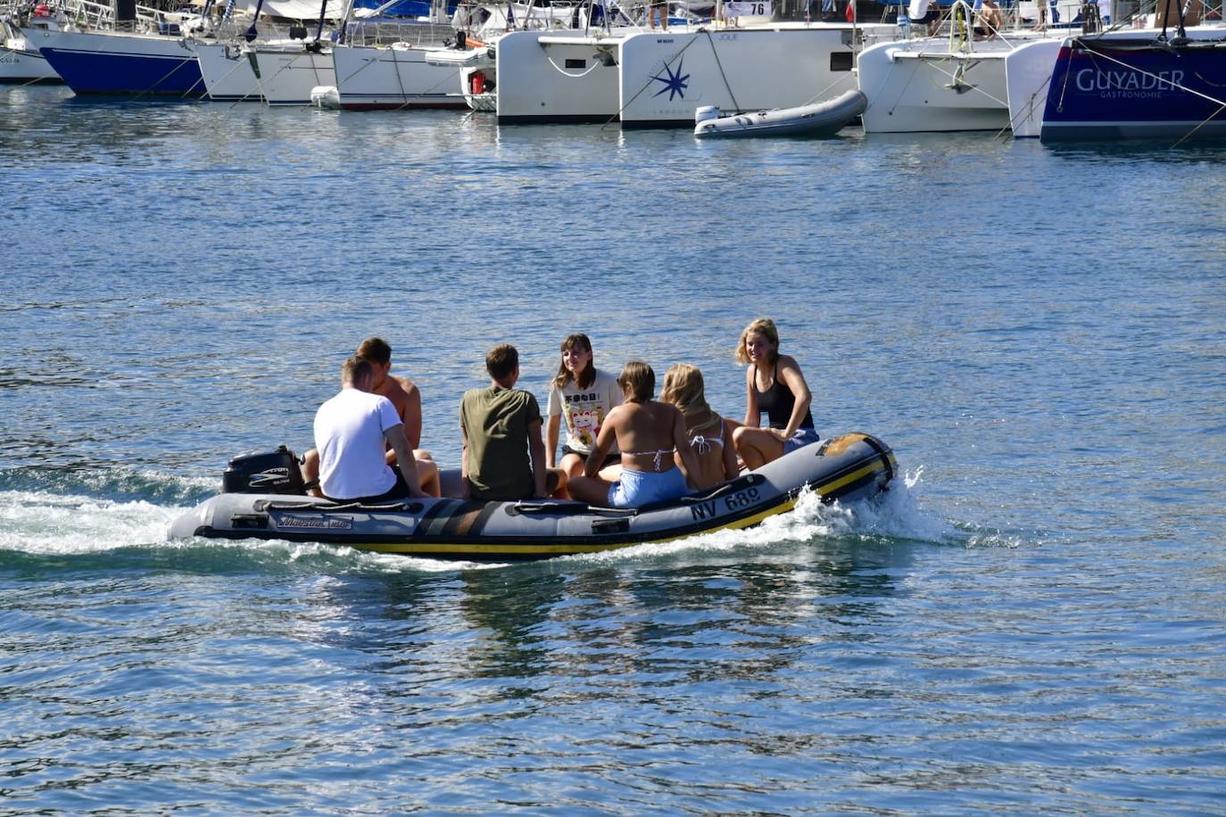 Una pareja, a la llegada de las primeras embarcaciones. 