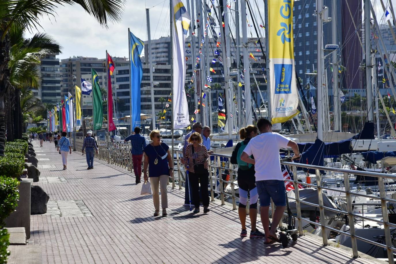 Una pareja, a la llegada de las primeras embarcaciones. 