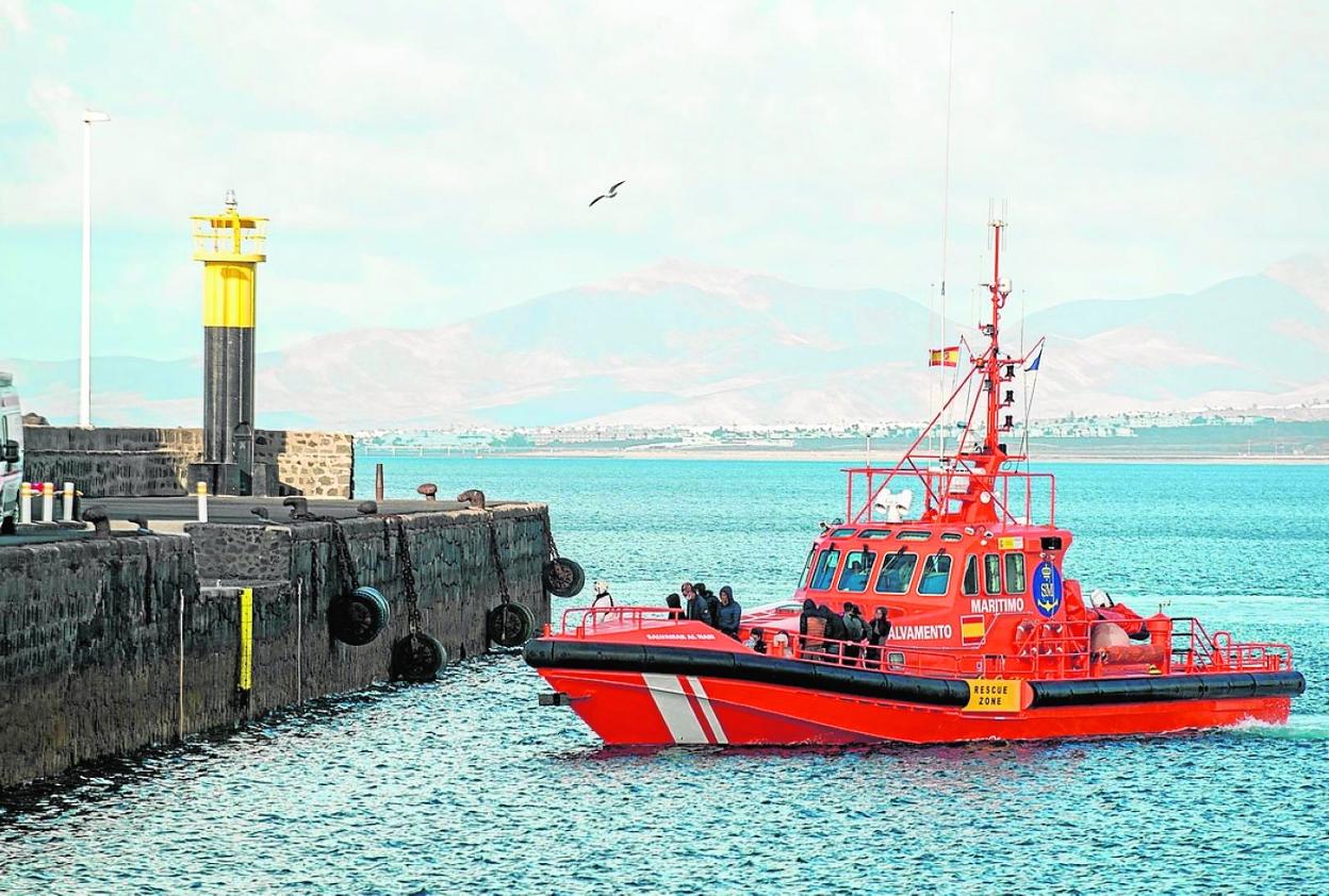 Imagen de archivo de una embarcación de Salvamento Marítimo tras rescatar a los ocupantes de una patera. 