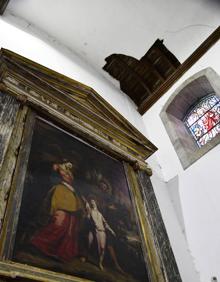 Imagen secundaria 2 - Arriba, abombamiento en la pared lateral de la cabecera de la nave central, que preocupa al cronista. Sobre estas líneas, capa de suciedad que ennegrece la cúpula semicircular de los retablos de las capillas de las naves laterales y hueco en el techo de la cata que en su día se practicó para ver el estado de la cubierta, hace más de 15 años. Sigue sin taparse, 