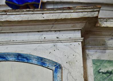 Imagen secundaria 1 - Arriba, capilla del Carmen, con óleos sobre lienzos muy dañados. Sobre estas líneas, huellas del ataque de los xilófagos en uno de los retablos o altares de las cabeceras de las naves laterales, y huecos de los tachones que faltan en la puerta de tea de la basílica. 