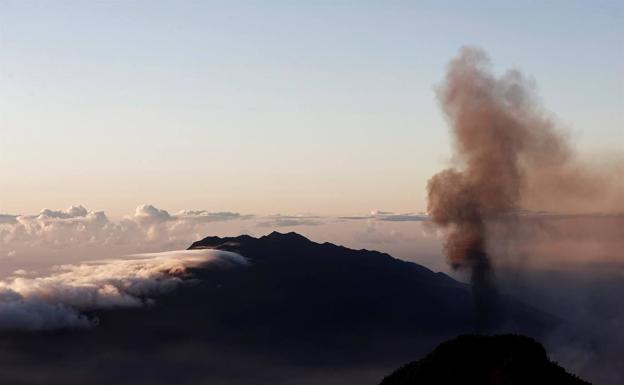 Vista desde el Roque de los Muchachos (2400m) en la isla de La palma del volcán Cumbre Vieja en erupción al amanecer de este domingo