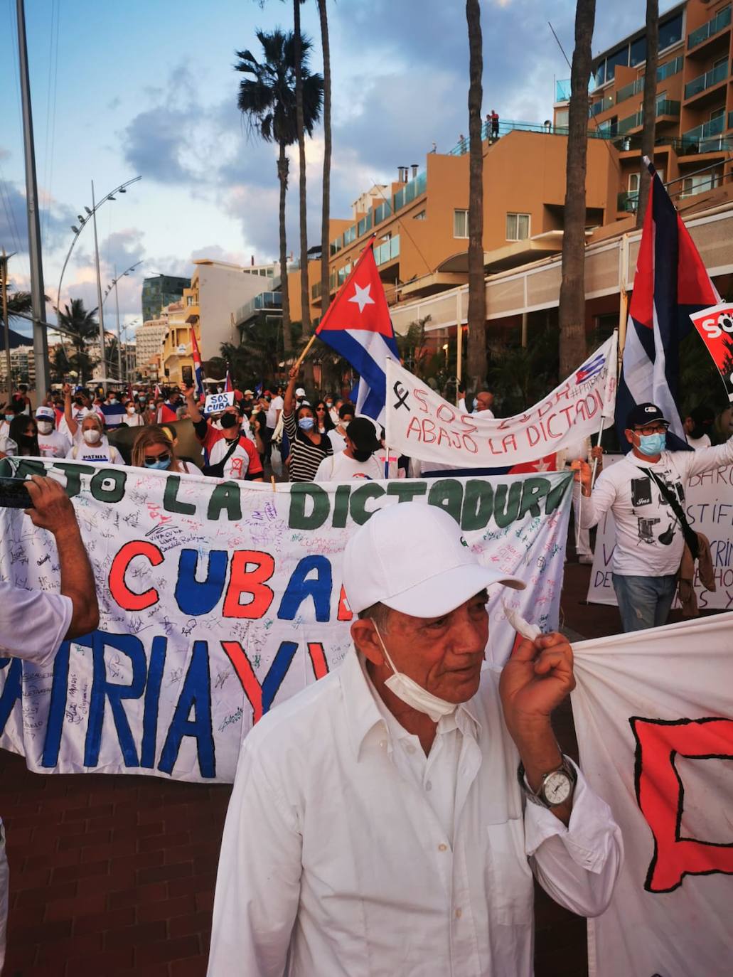 Imagen de la manifestación que ha tenido lugar hoy en Las Canteras y protagonizada por cubanos afincados en Gran Canaria.