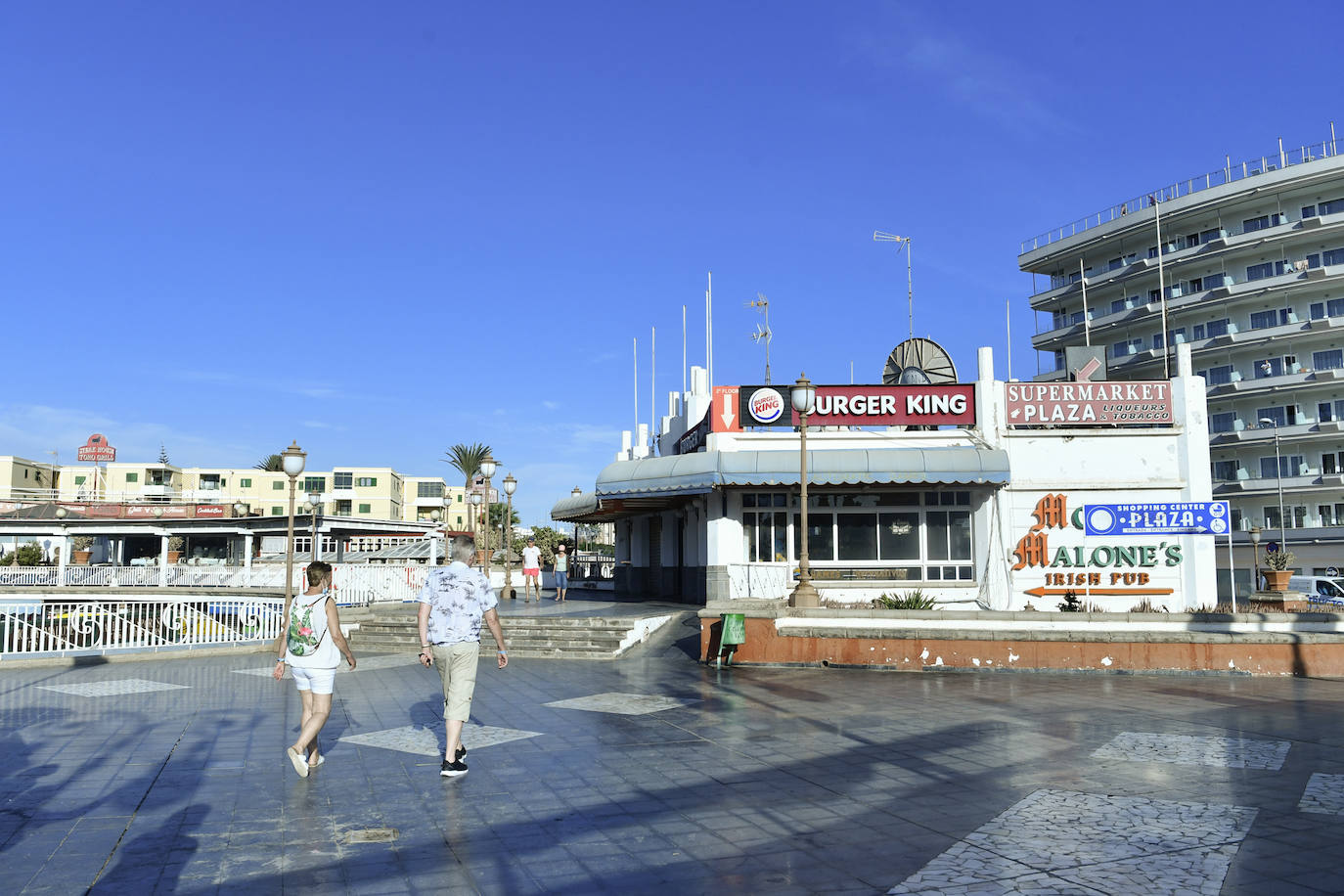 Fotos: Pelea entre jóvenes en el Centro Comercial Plaza en Playa del Inglés