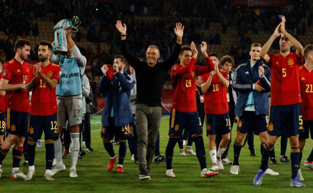 Luis Enrique y sus jugadores celebran la clasificación de España para el Mundial de Catar tras ganar a Suecia. 