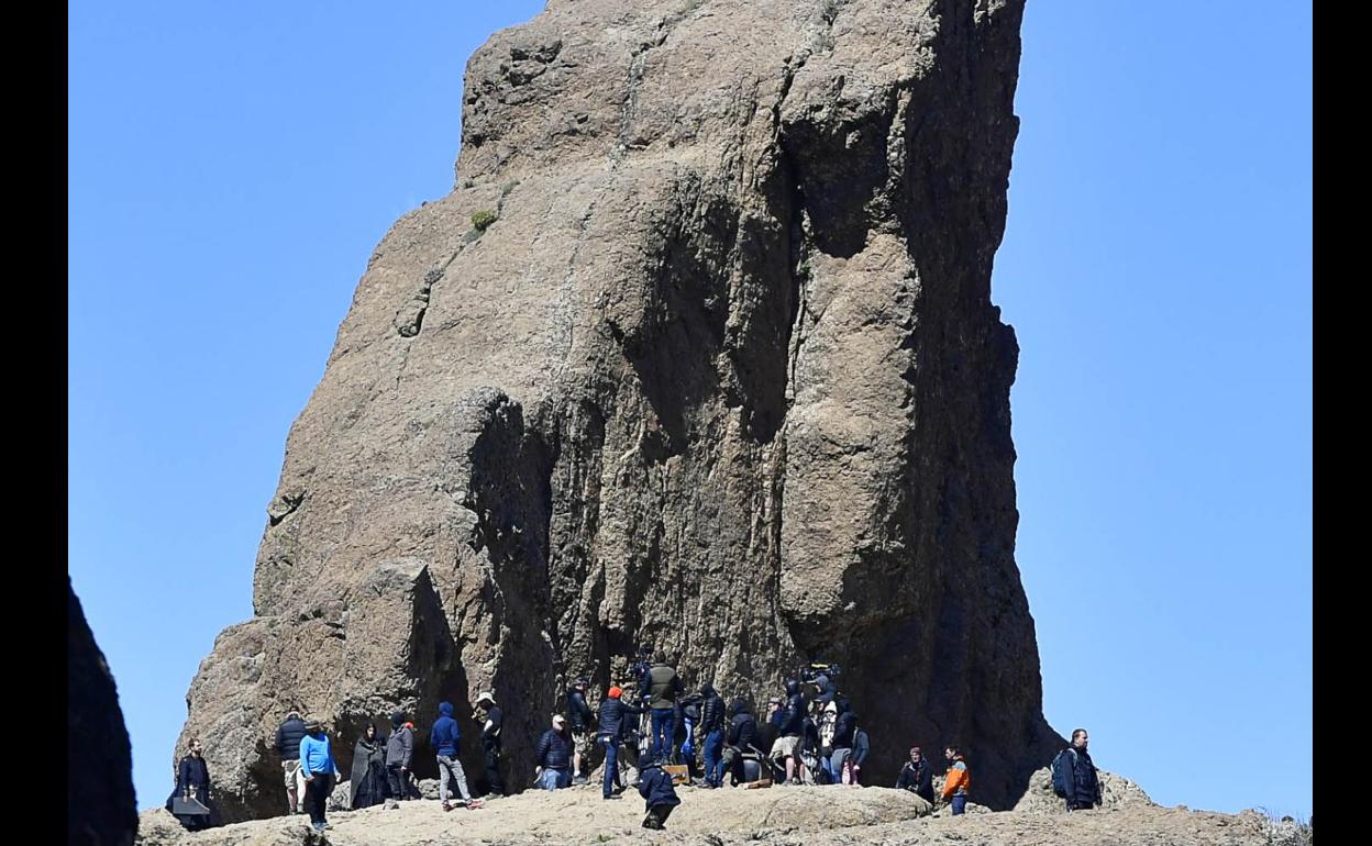 Equipo de rodaje de la serie 'The Witcher' en lo alto del Roque Nublo. 