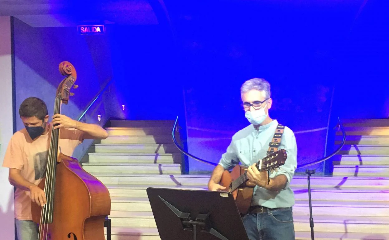 Miembros de Faneroque interpretaron ayer un tema del grupo durante la presentación a los medios. 