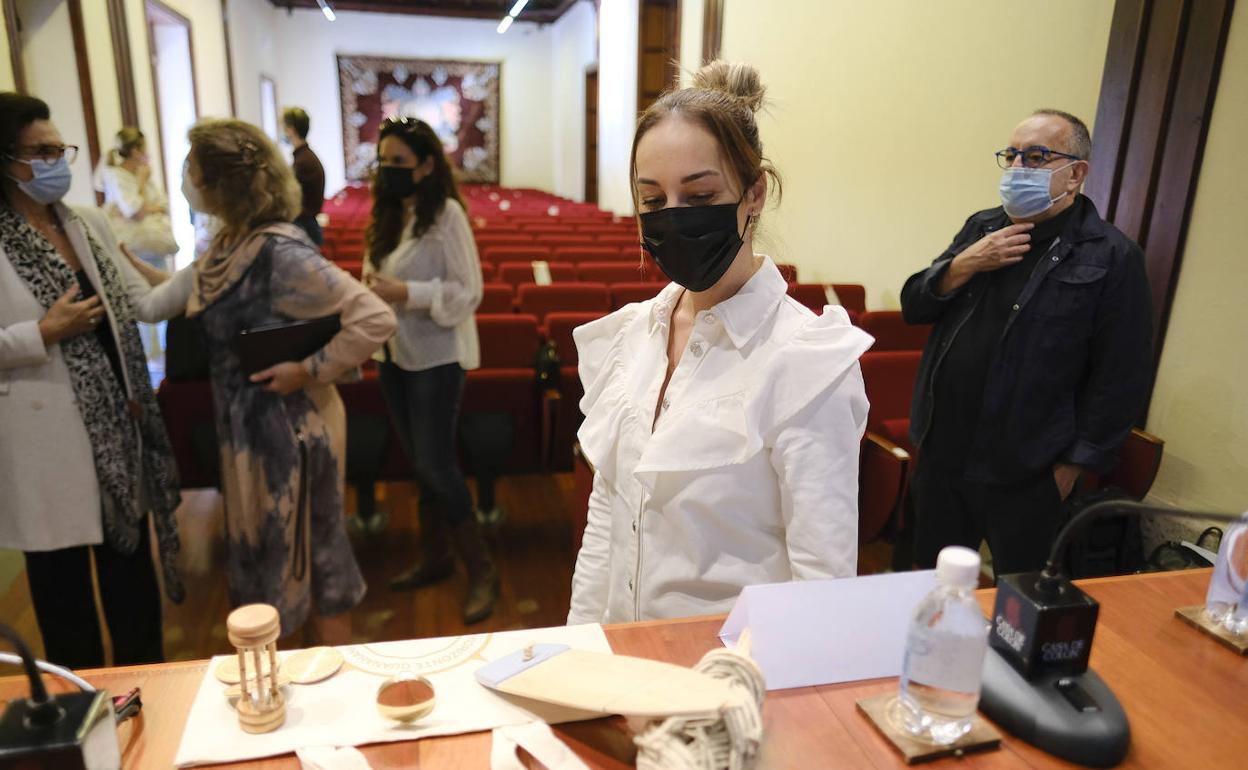Guacimara Medina observa alguna de las piezas de la nueva herramienta. 