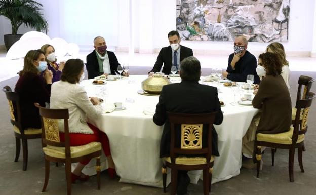 Sánchez desayuna junto a los ministros eononómicos y los líderes de UGT y CC OO.