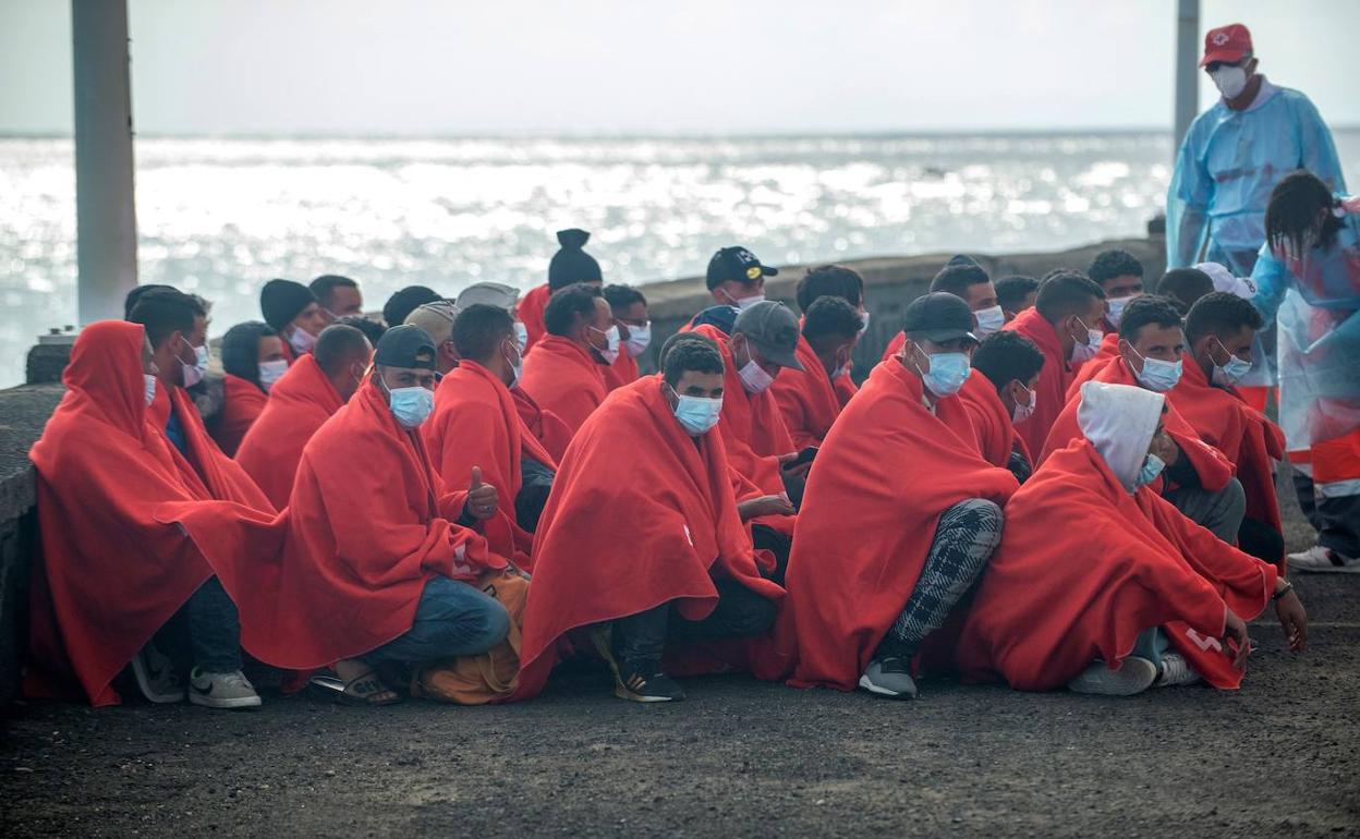 Llegada de 41 inmigrantes al muelle de La Cebolla, en Arrecife. 