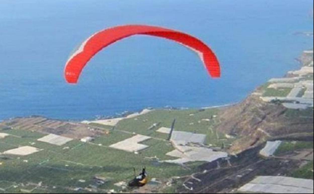 Imagen de archivo de un parapente en pleno vuelo. 