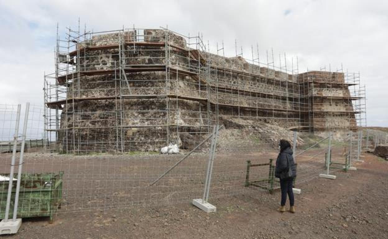 Castillo de Guanapay, con andamios. 