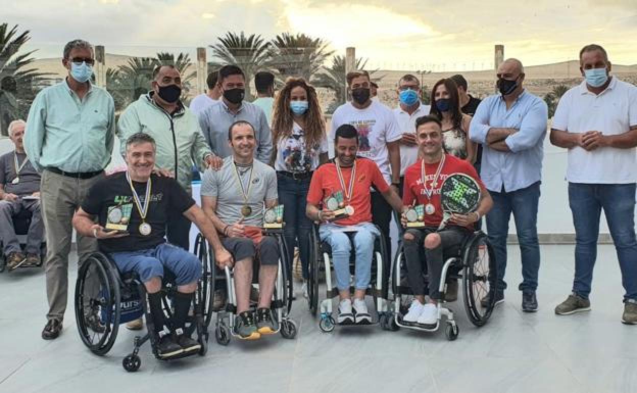 El alcalde Pedro Armas, con los participanes del torneo. 