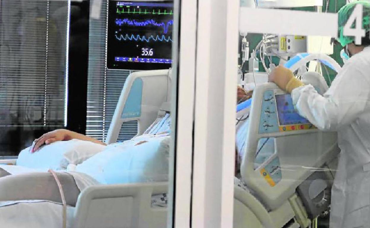 Foto de archivo de sanitarios atendiendo a un paciente covid en la UMI del hospital Insular. 