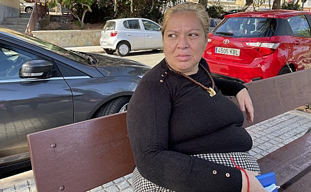 En la imagen, Lola Rivero, ayer cerca de su domicilio en el barrio de Zárate. 