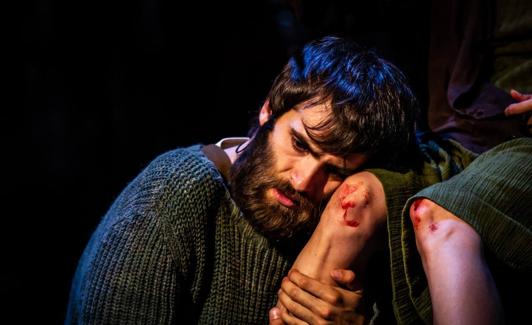 Ricardo Gómez, en una escena del montaje 'El hombre de la almohada'