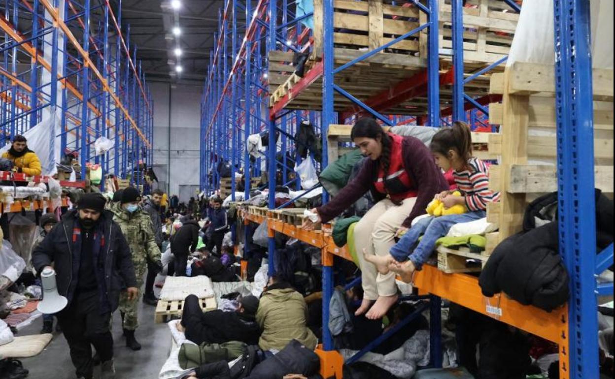 Migrantes en un centro de transporte reconvertido en albergue en la región bielorrusa de Grodno.