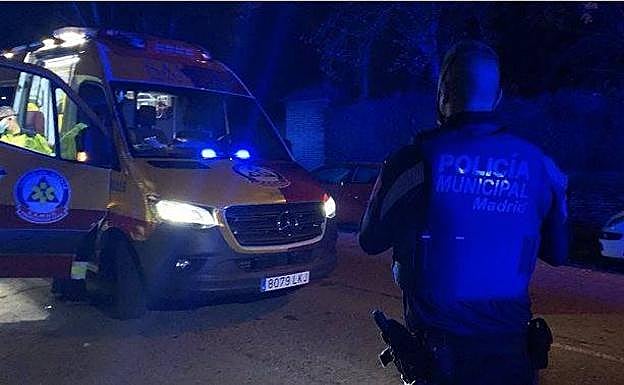Imagen de la Policía Municipal de Madrid y del vehículo sanitario que acudieron a socorrer a la joven grancanaria. 