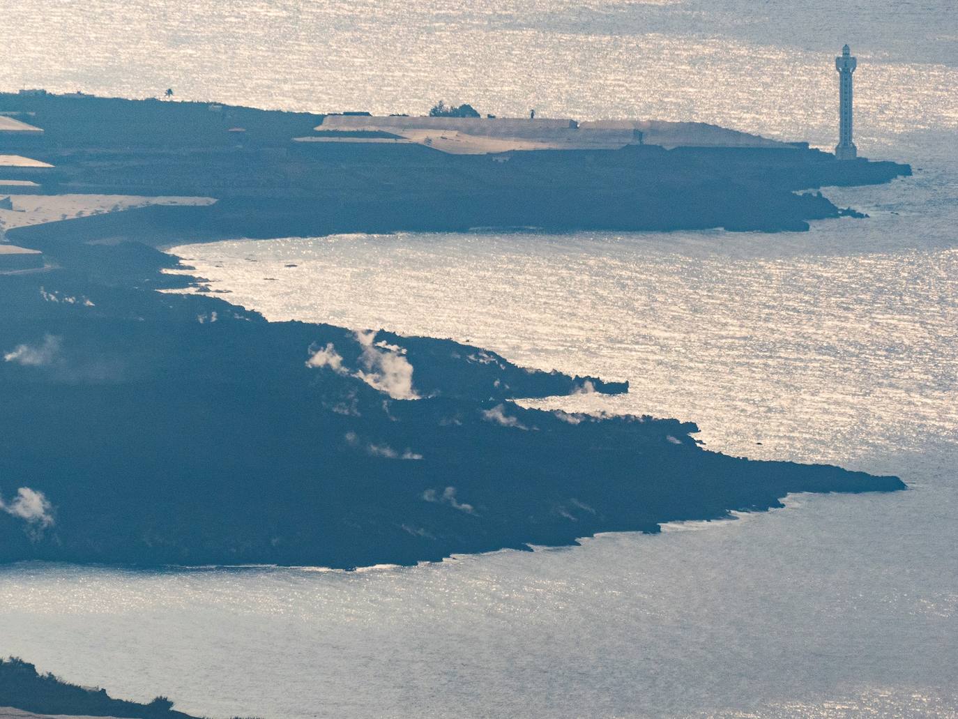 Imagen tomada desde el mirador de El Time, en Tijarafe, desde donde se aprecia el delta lávico en la costa de Tazacorte. 
