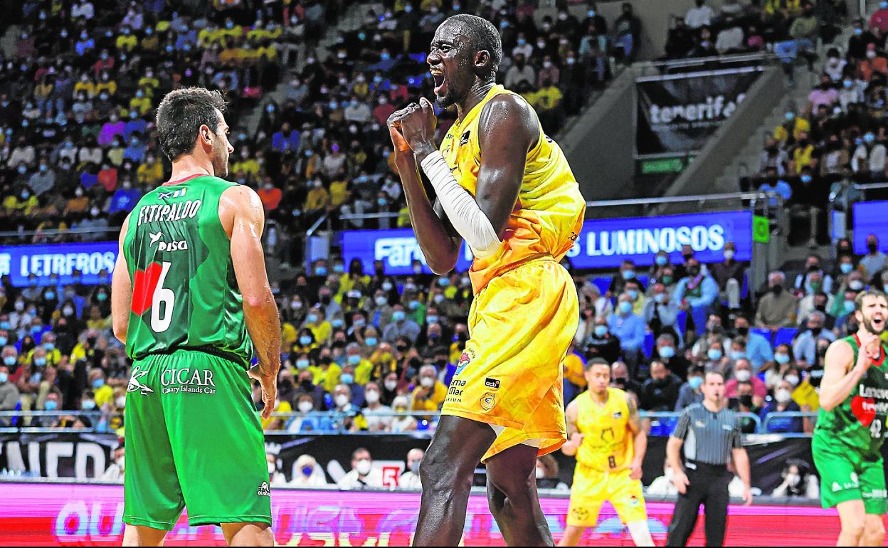 El interior hispano-senegalés Ilimane Diop celebra una canasta en el encuentro entre el Lenovo Tenerife y el CB Gran Canaria. 