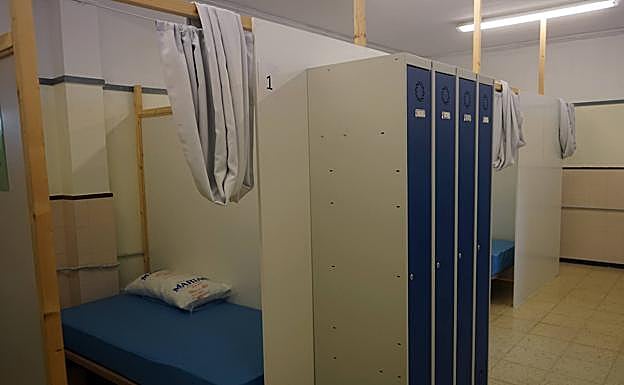 Vista parcial de una de las habitaciones, que también disponen de taquillas. 