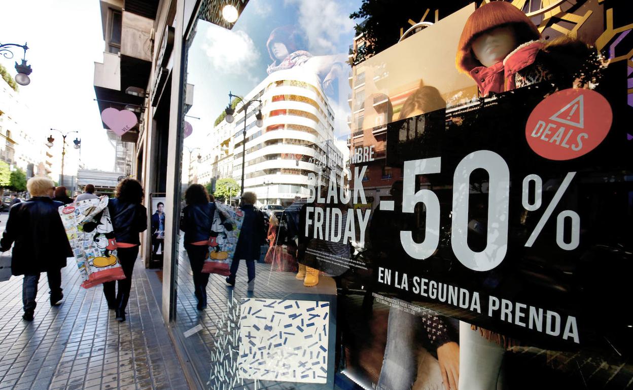 Una tienda exhibe publicidad del 'Black Friday'. 