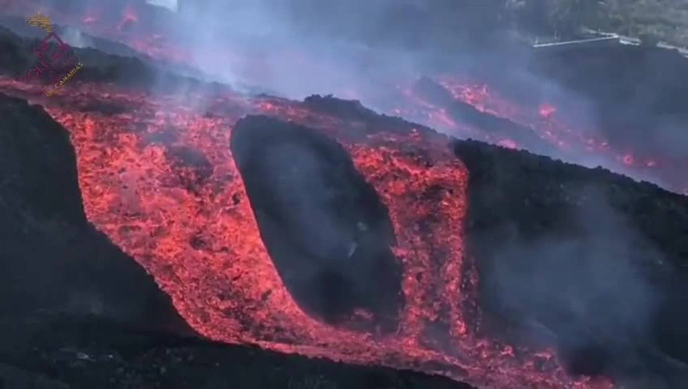 El penacho del volcán se dirige a Santa Cruz y Las Breñas y se aconseja el uso de mascarillas